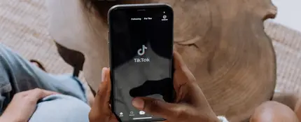 Una persona utiliza la aplicación TikTok en el móvil Una persona utiliza la aplicación TikTok en el móvil