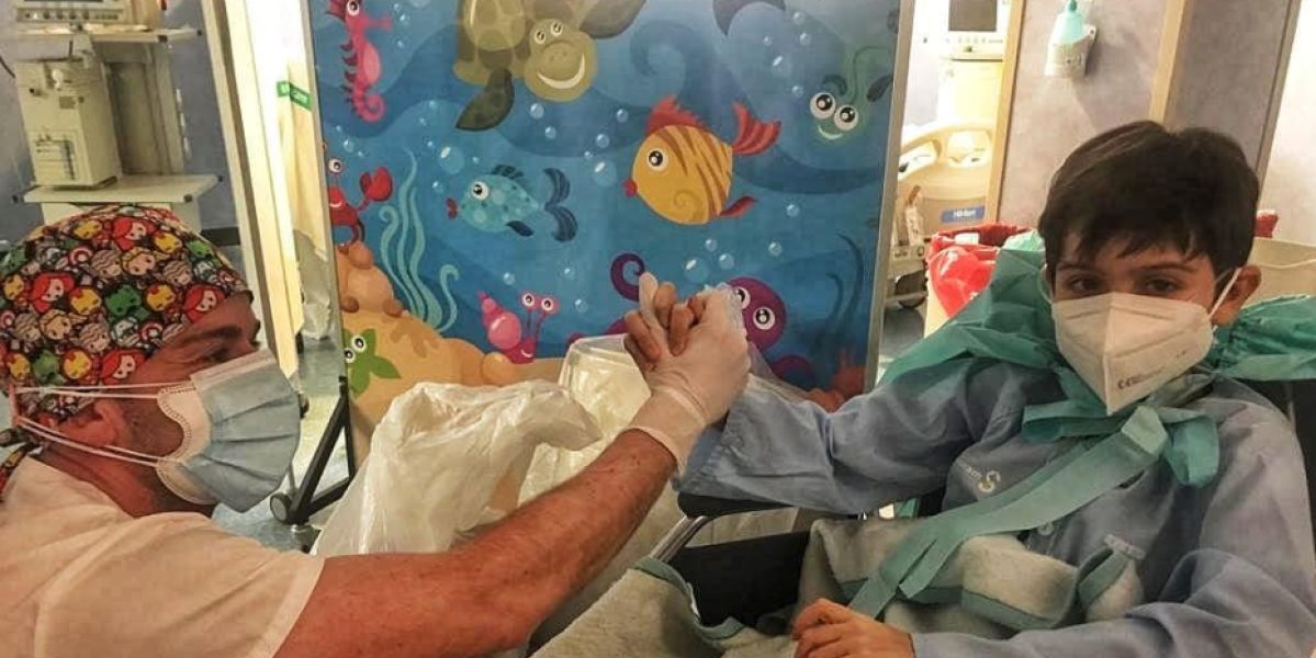 El emotivo mensaje de un enfermero a un niño que venció al Covid, tras 11 días en la UCI: "Mi héroe"