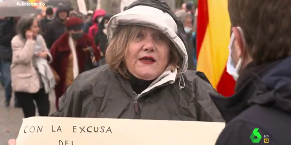 "Quieren aniquilar a ancianos y esterilizar jóvenes, dejarlos lelos": la férrea defensa de una negacionista de la pandemia
