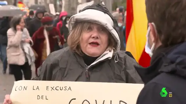 "Quieren aniquilar a ancianos y esterilizar jóvenes, dejarlos lelos": la férrea defensa de una negacionista de la pandemia