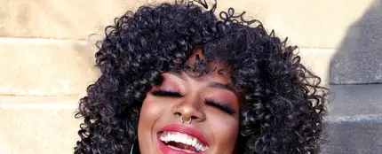 Chica con el pelo rizado Chica con el pelo rizado