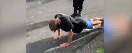 La policía de Bali castiga con 50 flexiones a los turistas que no lleven mascarilla La policía de Bali castiga con 50 flexiones a los turistas que no lleven mascarilla
