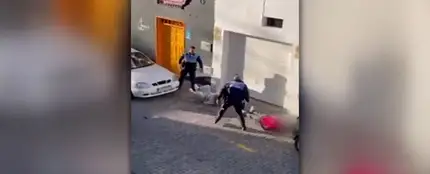 El vídeo de la violenta reacción de dos policías en Lanzarote durante una detención El vídeo de la violenta reacción de dos policías en Lanzarote durante una detención