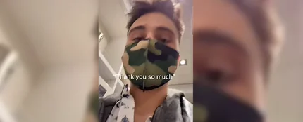 Un chico ayuda a una joven a la que le está acosando un desconocido Un chico ayuda a una joven a la que le está acosando un desconocido