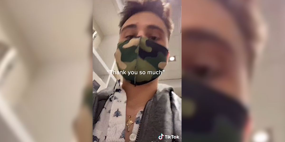 Un chico ayuda a una joven a la que le está acosando un desconocido