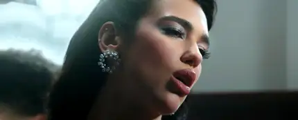 Dua Lipa en el vídeo de 'We're Good' Dua Lipa en el vídeo de 'We're Good'