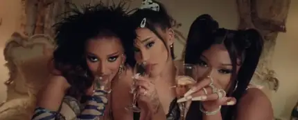 Doja Cat, Ariana Grande y Megan Thee Stallion en el vídeo de '3435 remix' Doja Cat, Ariana Grande y Megan Thee Stallion en el vídeo de '3435 remix'