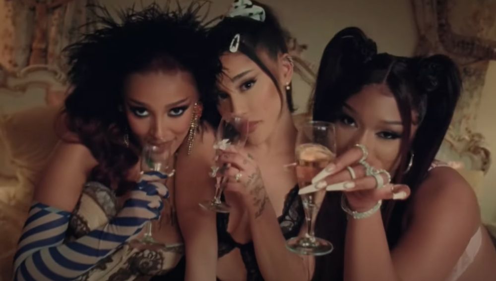 Doja Cat, Ariana Grande y Megan Thee Stallion en el vídeo de '3435 remix'