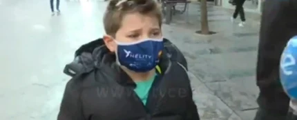 Niño entrevistado a pie de calle por el Día de San Valentín Niño entrevistado a pie de calle por el Día de San Valentín