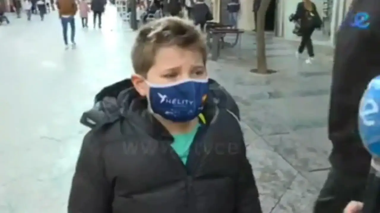 Niño entrevistado a pie de calle por el Día de San Valentín Niño entrevistado a pie de calle por el Día de San Valentín