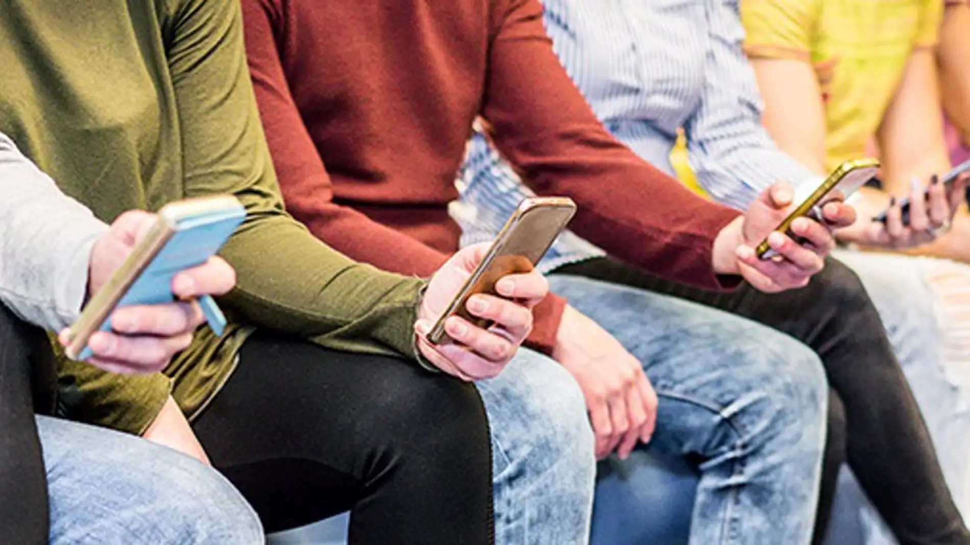 Imagen de archivo de un grupo de jóvenes usando sus teléfonos móviles Imagen de archivo de un grupo de jóvenes usando sus teléfonos móviles