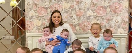 Christina Ozturk con 9 de sus 11 hijos