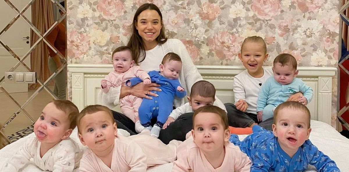 Christina Ozturk con 9 de sus 11 hijos