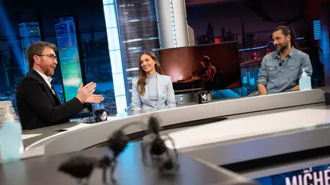 Michelle Jenner y Hugo Silva se ponen tiernos al hablar de 'Los hombres de Paco': "Es como estar con la familia" Michelle Jenner y Hugo Silva se ponen tiernos al hablar de 'Los hombres de Paco': "Es como estar con la familia"