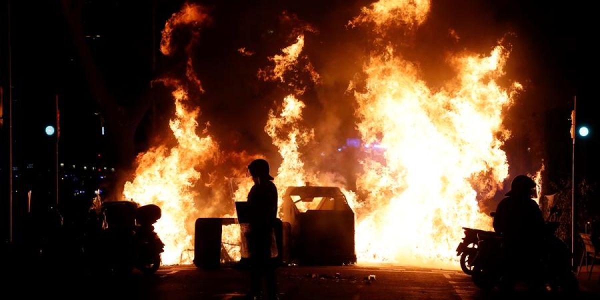 Contenedores incendiados tras una concentración en apoyo a Pablo Hasél