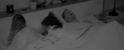 Lucía, Lola y Carlos en la cama Lucía, Lola y Carlos en la cama