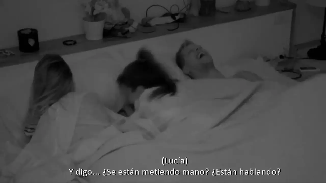 Lucía, Lola y Carlos en la cama Lucía, Lola y Carlos en la cama