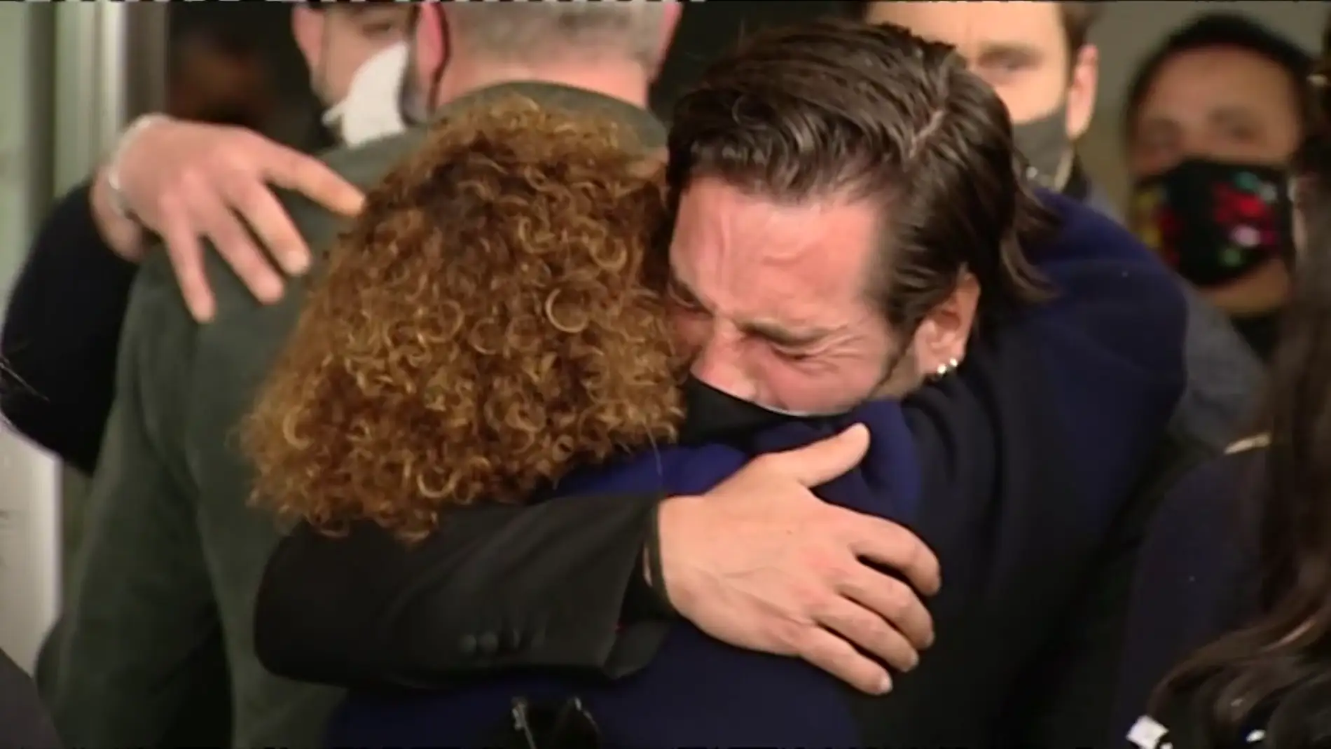 David Bustamante abraza a la madre de Álex Casademunt en su funeral