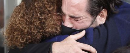 David Bustamante se abraza a la madre de Álex Casademunt en el funeral