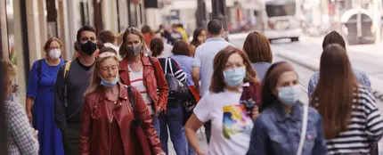Personas con mascarilla pasean por Vitoria Personas con mascarilla pasean por Vitoria