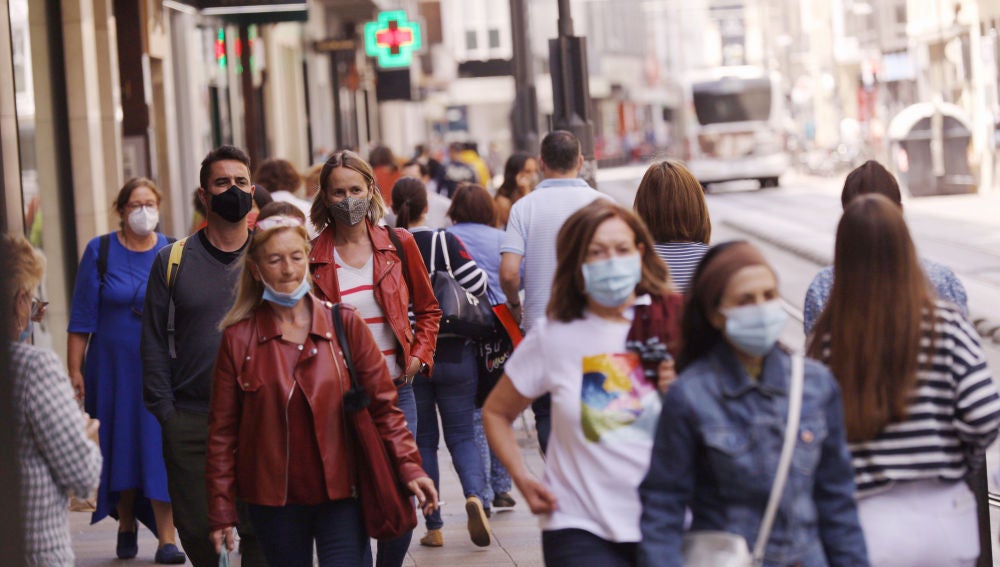 Personas con mascarilla pasean por Vitoria
