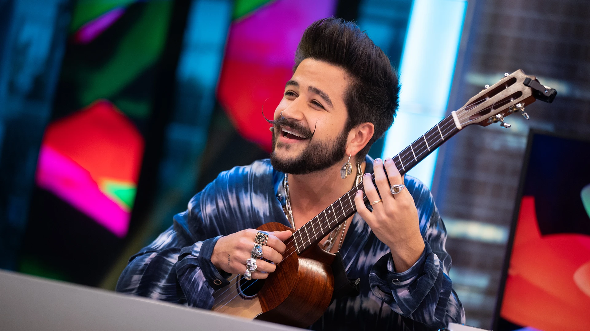 Camilo canta en directo en 'El Hormiguero 3.0' en homenaje a su madre por el Día de la Mujer