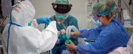 Una doctora y dos enfermeras atienden a un paciente de coronavirus Una doctora y dos enfermeras atienden a un paciente de coronavirus