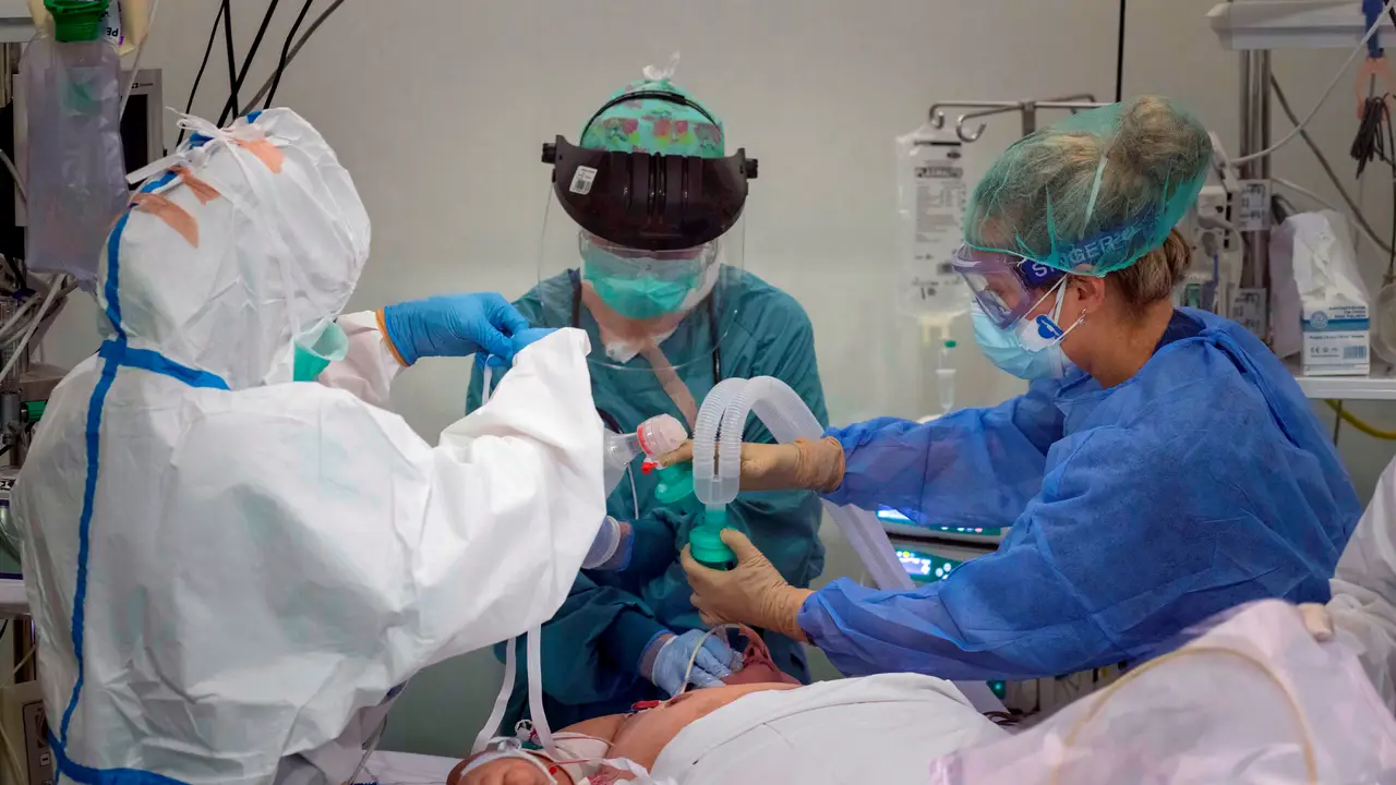 Una doctora y dos enfermeras atienden a un paciente de coronavirus Una doctora y dos enfermeras atienden a un paciente de coronavirus