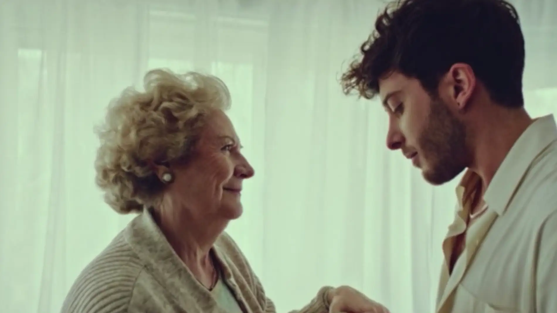 El encuentro de Blas Cantó y su 'abuela' en el videoclip de 'Voy a quedarme'.
