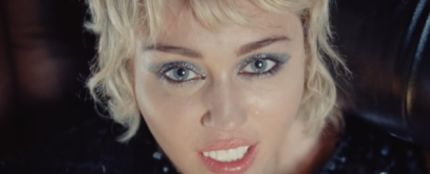 Miley Cyrus en su videoclip Angels Like You