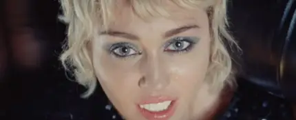 Miley Cyrus en su videoclip Angels Like You Miley Cyrus en su videoclip Angels Like You