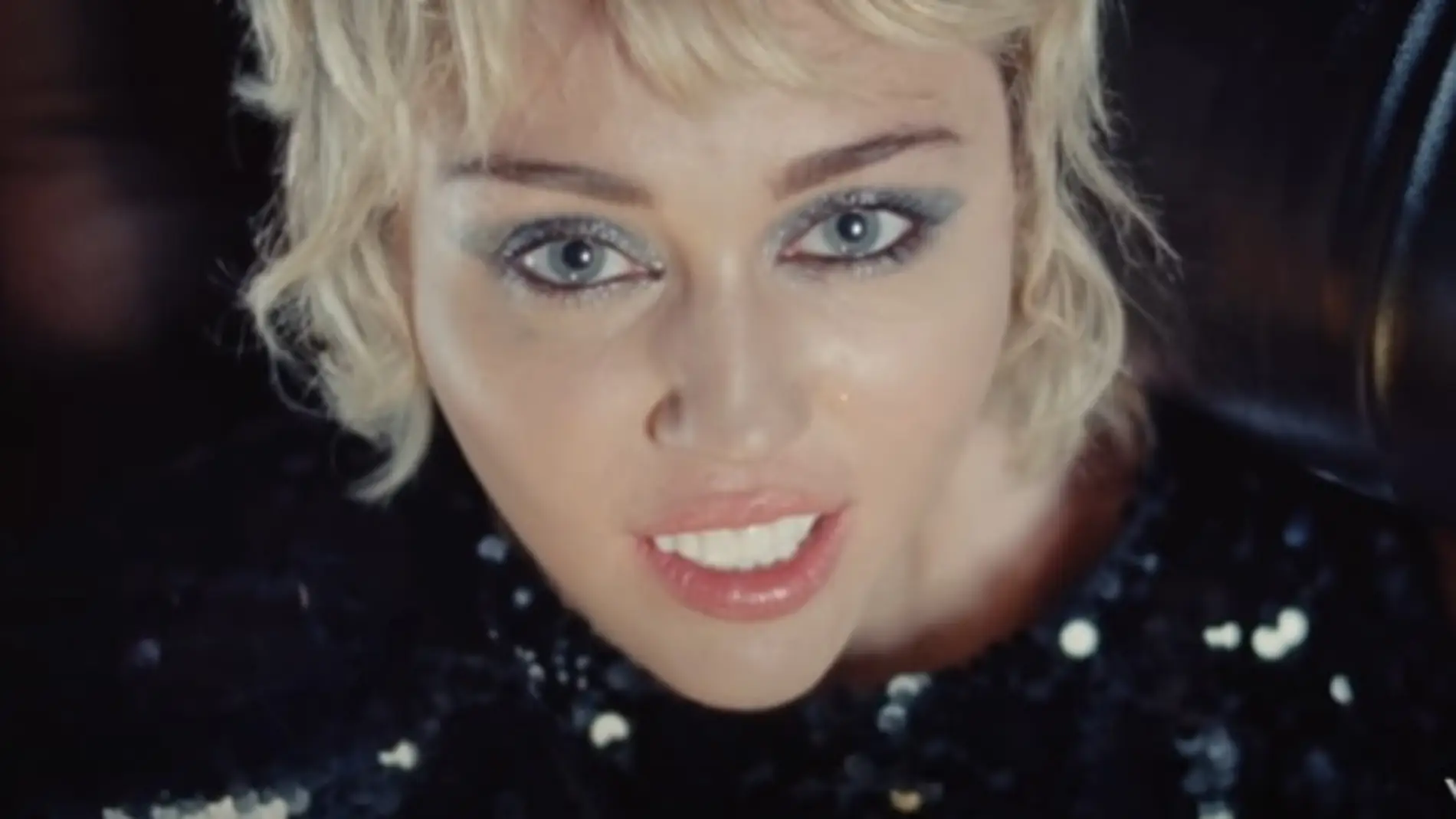 Miley Cyrus en su videoclip Angels Like You