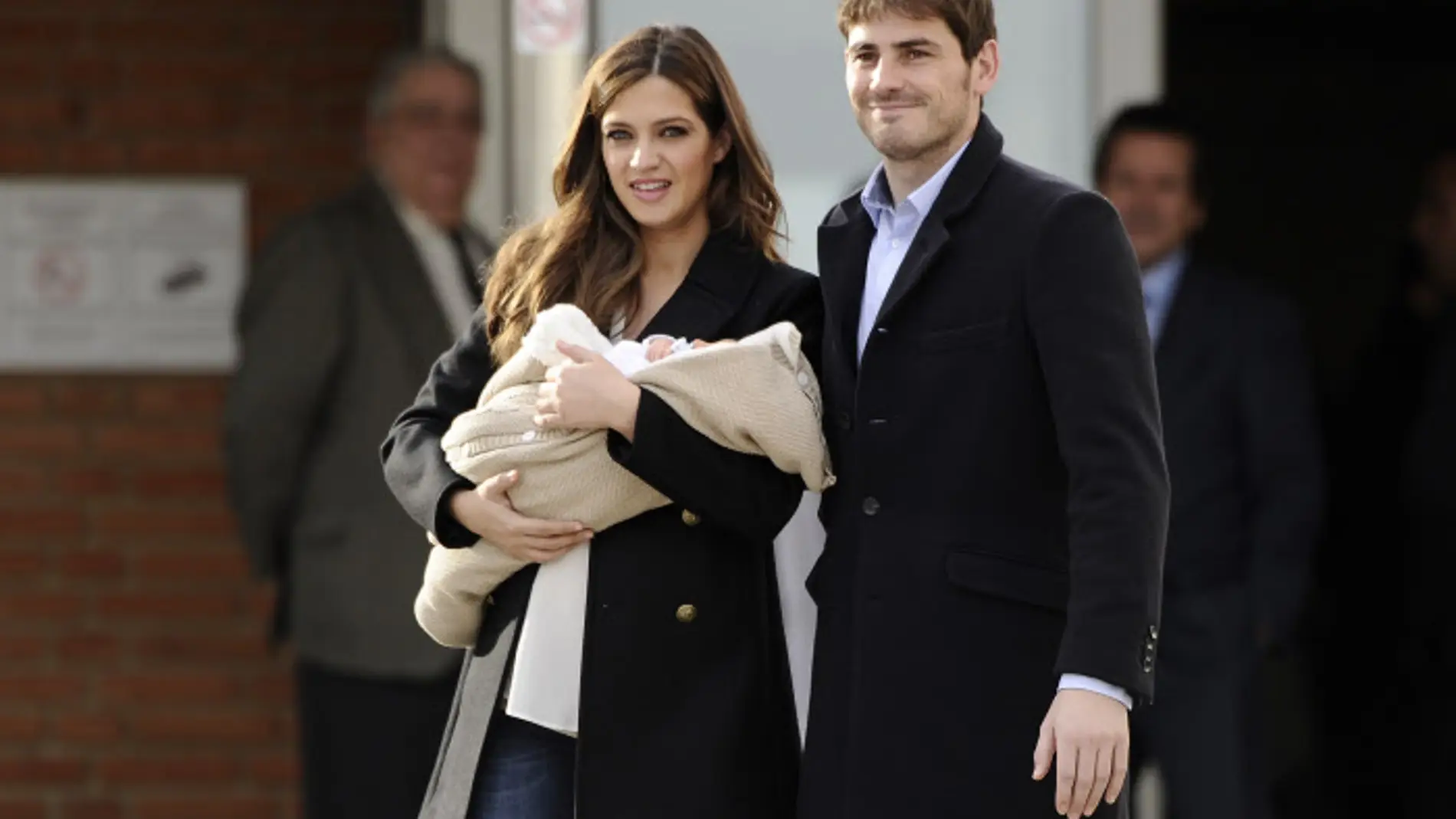 Iker Casillas y Sara Carbonero presentando a su hijo Martin