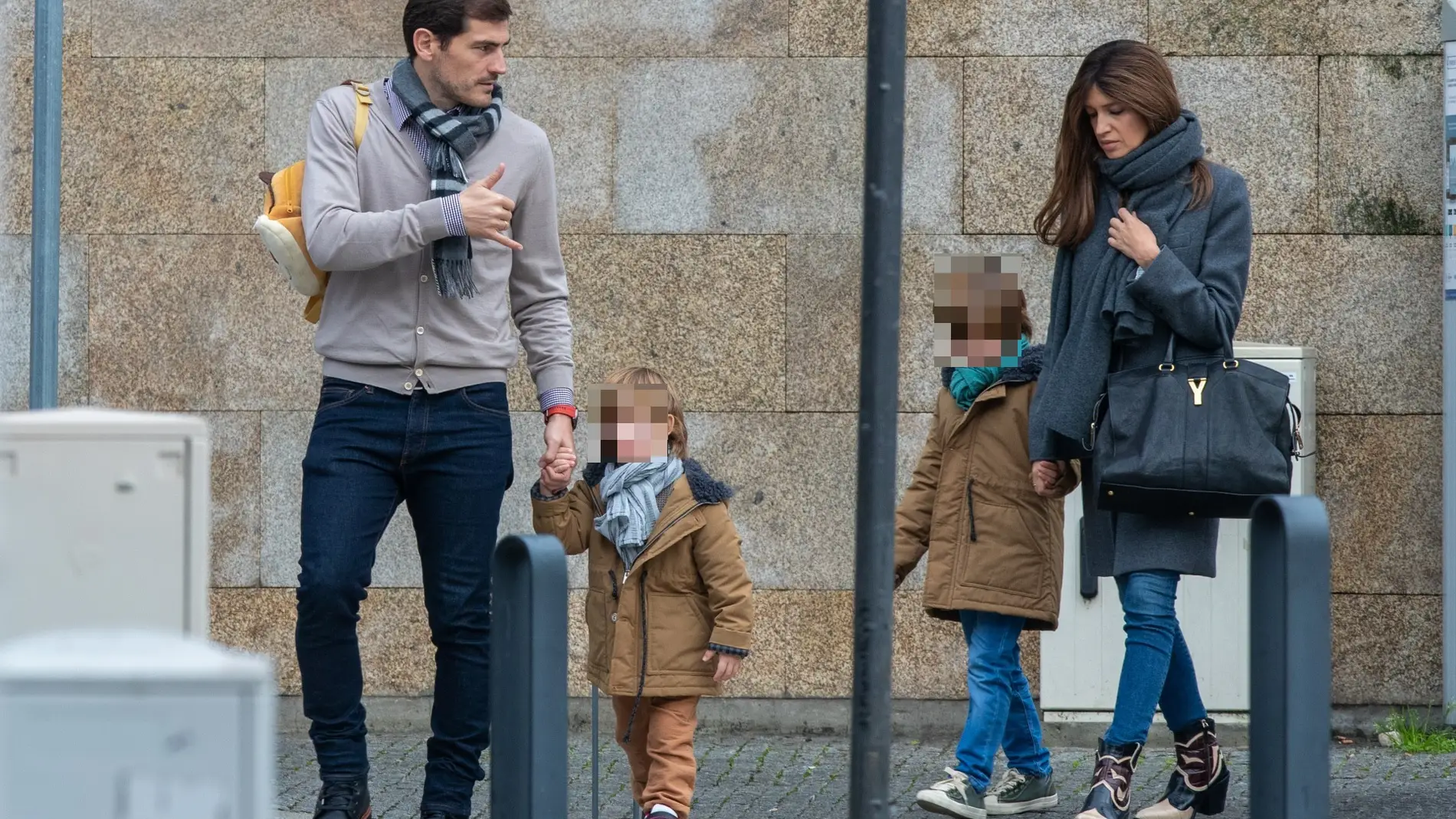 Paseo de Iker Casillas y Sara Carbonero por las calles de Oporto en noviembre del 2019 con su hijo Martin y Lucas