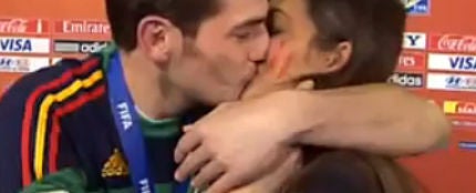 El beso de Iker y Sara tras la final del Mundial de Sudáfrica.