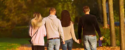 Dos parejas pasendo Dos parejas pasendo