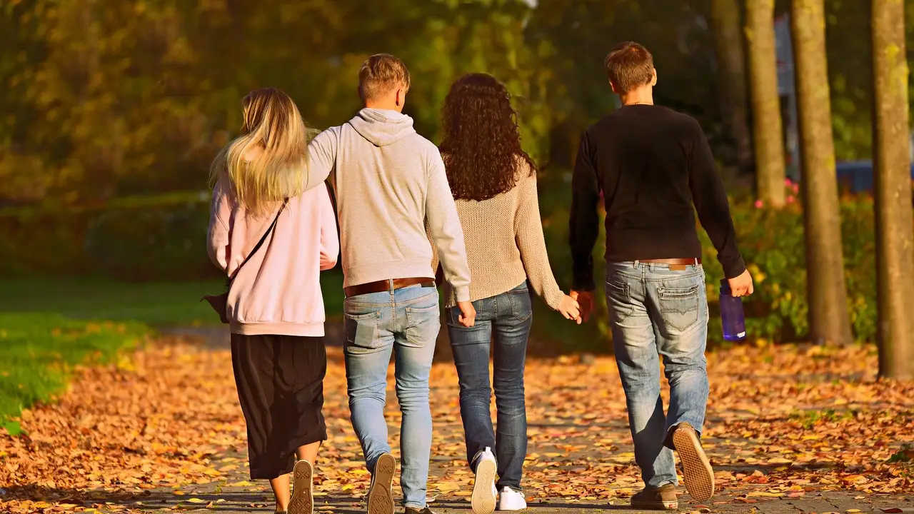 Dos parejas pasendo Dos parejas pasendo