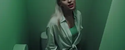 Dora Postigo en el videoclip 'Ojos de serpiente' Dora Postigo en el videoclip 'Ojos de serpiente'