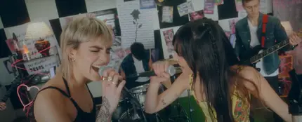 Natalia Lacunza y Aitana en su videoclip de Cuando te fuiste Natalia Lacunza y Aitana en su videoclip de Cuando te fuiste