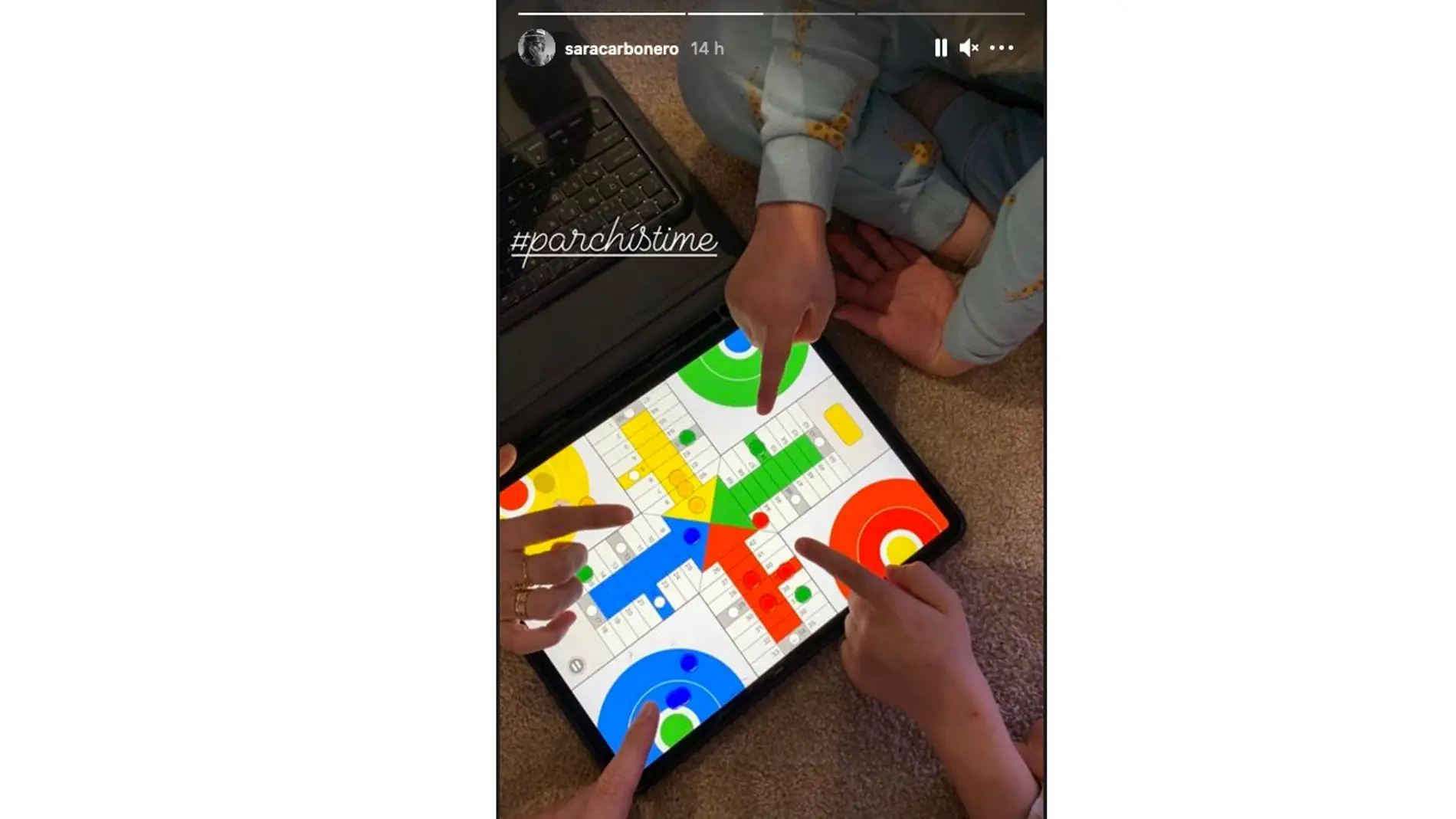 Sara Carbonero e Iker Casillas publican una imagen jugando al parchís con sus hijos.