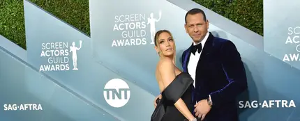 Jennifer Lopez y Álex Rodríguez desmienten su ruptura. Jennifer Lopez y Álex Rodríguez desmienten su ruptura.