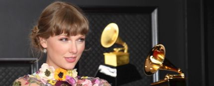  Taylor Swift, ganadora del premio Grammy Álbum del año por 'Folklore', al posar con su gramófono