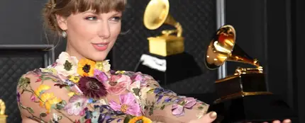 Taylor Swift, ganadora del premio Grammy Álbum del año por 'Folklore', al posar con su gramófono Taylor Swift, ganadora del premio Grammy Álbum del año por 'Folklore', al posar con su gramófono