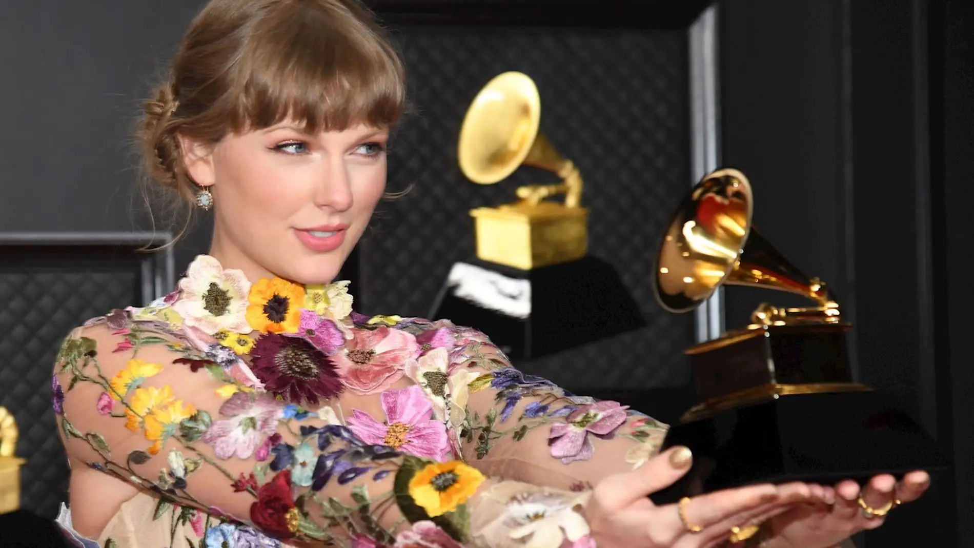  Taylor Swift, ganadora del premio Grammy Álbum del año por 'Folklore', al posar con su gramófono