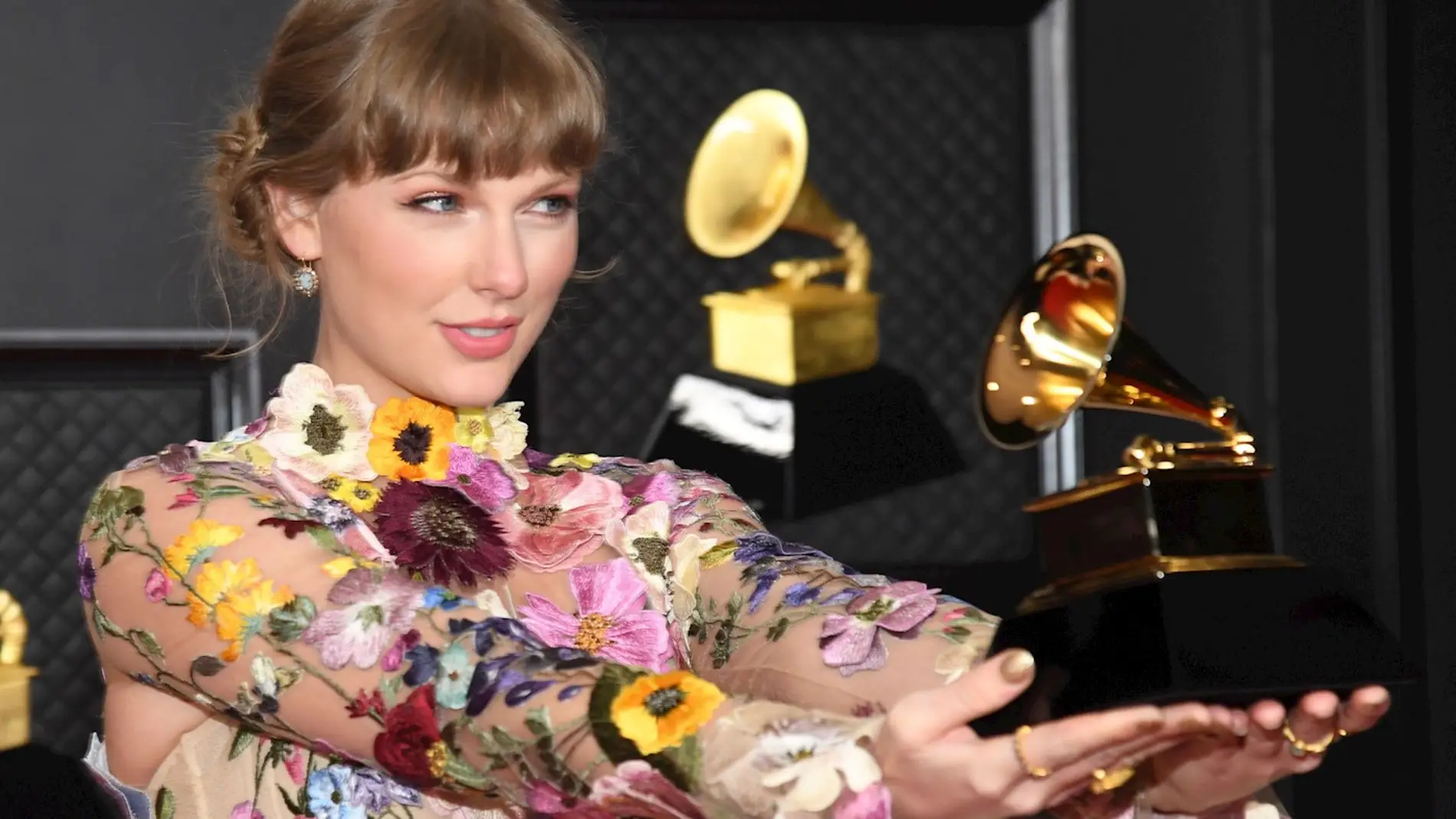 Taylor Swift, ganadora del premio Grammy Álbum del año por 'Folklore', al posar con su gramófono Taylor Swift, ganadora del premio Grammy Álbum del año por 'Folklore', al posar con su gramófono