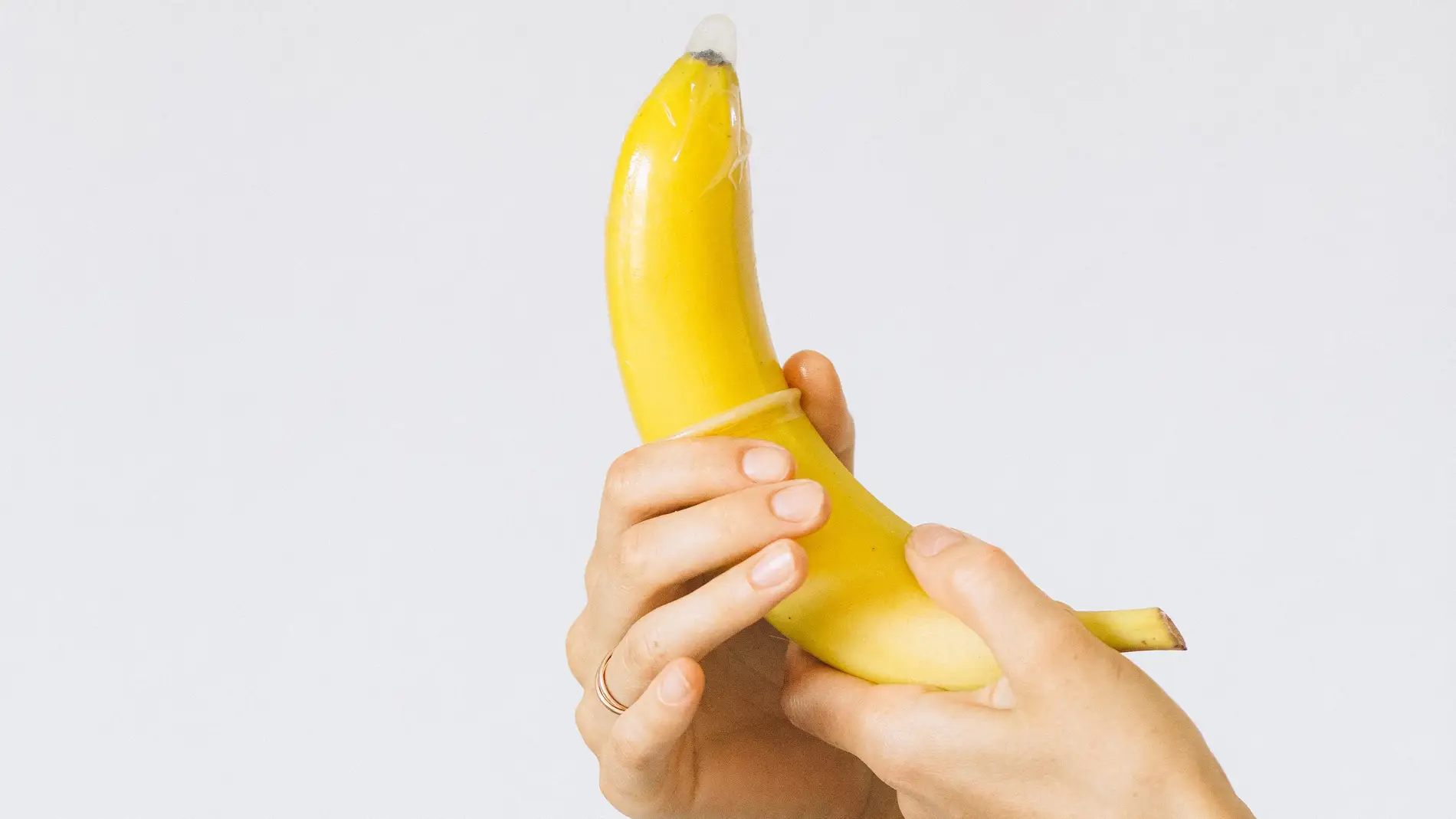 Colocación de un preservativo en un plátano