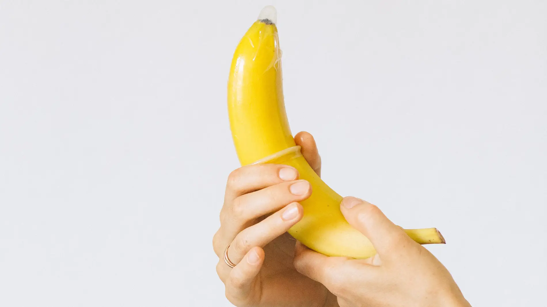 Colocación de un preservativo en un plátano Colocación de un preservativo en un plátano
