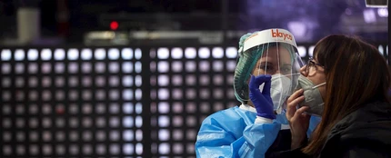 Una enfermera realiza test de antígenos en el Palau Sant Jordi. Una enfermera realiza test de antígenos en el Palau Sant Jordi.