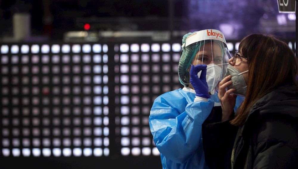 Una enfermera realiza test de antígenos en el Palau Sant Jordi.