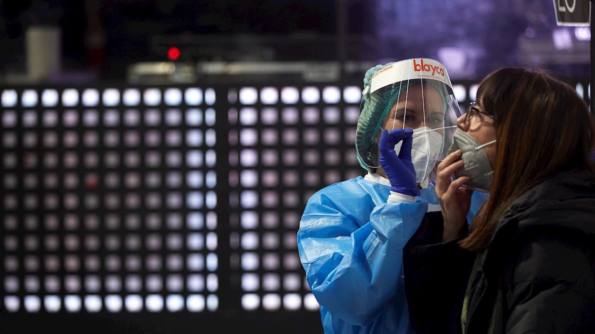 Una enfermera realiza test de antígenos en el Palau Sant Jordi.